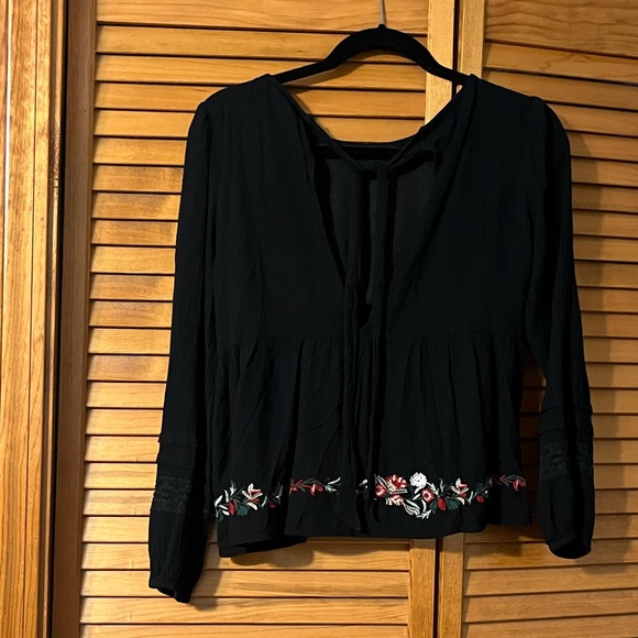 American Eagle Outfitters Black Floral Embroidered Blouse - Picture 3 of 7